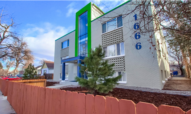 1666 Clinton Street in Aurora, CO - Foto de edificio - Building Photo