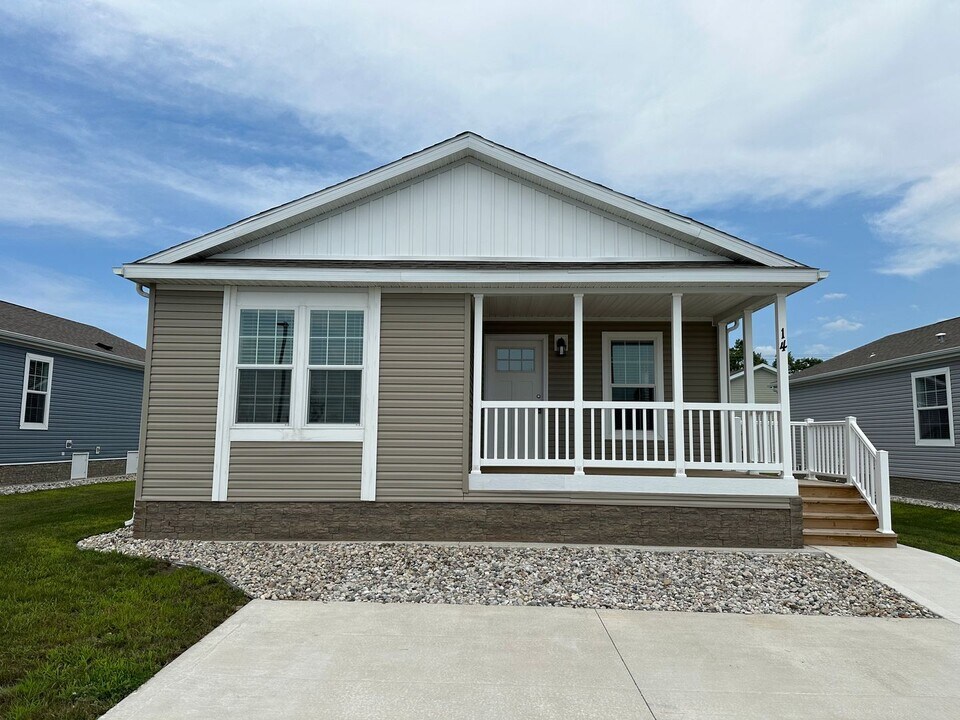 1283 E Ellis Rd in Norton Shores, MI - Building Photo