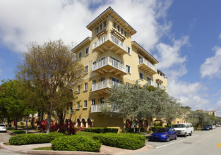 107 Mendoza Ave in Coral Gables, FL - Foto de edificio - Building Photo