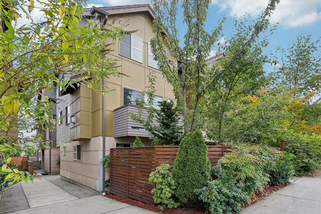 923B N 85th St in Seattle, WA - Building Photo