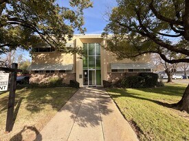 5498 Carlson Dr in Sacramento, CA - Building Photo