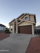 657 Pete Payan Dr in El Paso, TX - Foto de edificio - Building Photo