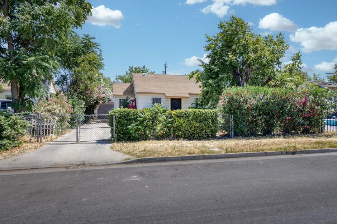 3518 E Clay Ave in Fresno, CA - Building Photo