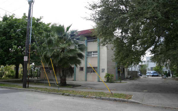 7640 NE 6th Ct in Miami, FL - Foto de edificio