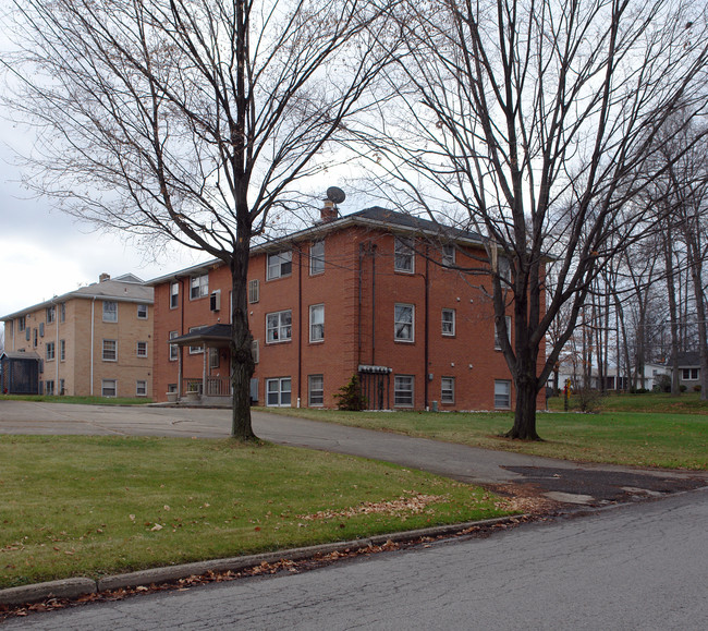 43 Green Bay Dr in Youngstown, OH - Building Photo - Building Photo