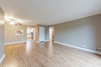 9423 Bay Colony Dr in Des Plaines, IL - Building Photo - Building Photo