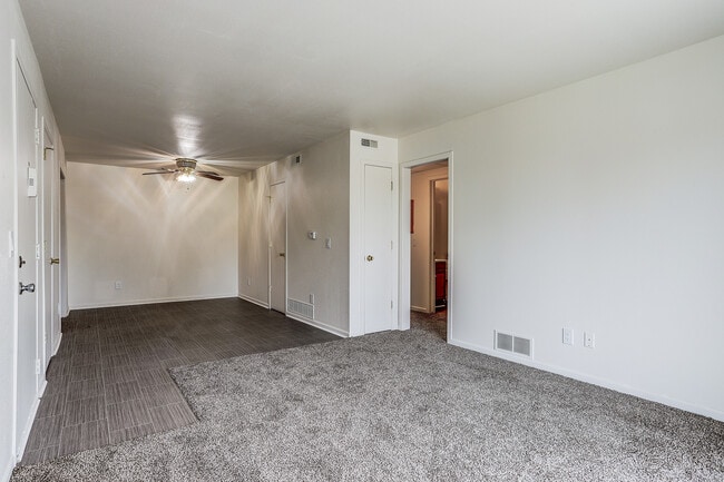 GolfView Apartments By The Bay in Essexville, MI - Building Photo - Building Photo