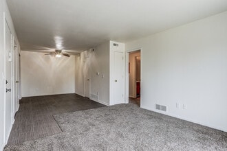 GolfView Apartments By The Bay in Essexville, MI - Foto de edificio - Building Photo