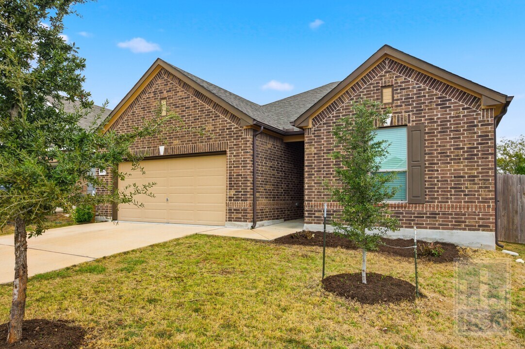 8005 Crystalbrook W in Austin, TX - Building Photo