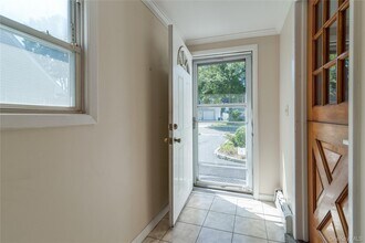 27 Collins Rd in Glen Cove, NY - Building Photo - Building Photo