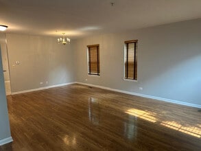 1127 Orleans Dr in Mundelein, IL - Building Photo - Building Photo