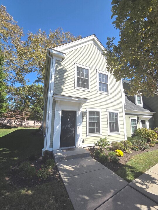 40 Stoneridge Cir in Stamford, CT - Building Photo