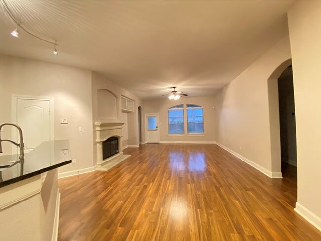 204 Bailey Brook Ln in Dickinson, TX - Foto de edificio - Building Photo