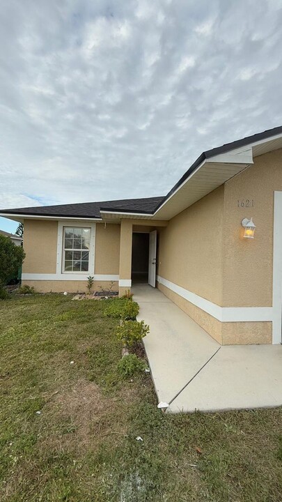 1621 SW 33rd St-Unit -Duplex 1621 SW 33rd St in Cape Coral, FL - Building Photo