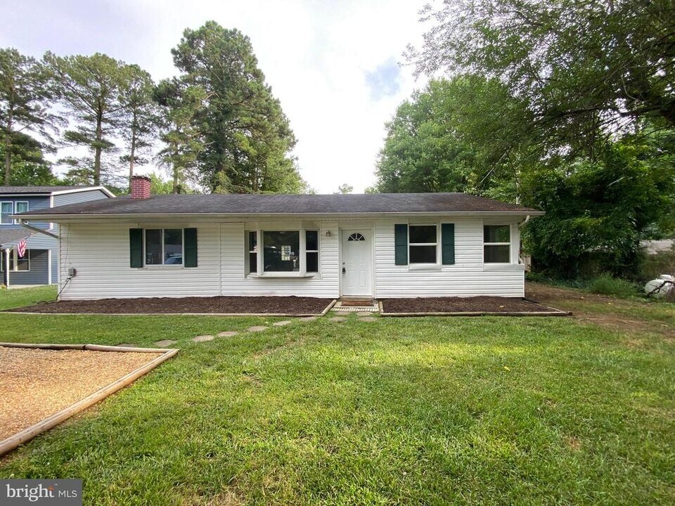 405 Lake Dr in Lusby, MD - Building Photo