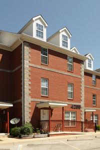 Serenity Court Apartments in Louisville, KY - Foto de edificio - Building Photo