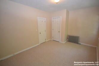 82 Phillips St, Unit 2 in Boston, MA - Foto de edificio - Building Photo