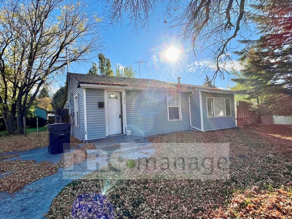 1044 Bingham Ave in Idaho Falls, ID - Foto de edificio