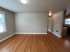 715 NE Ainsworth St in Portland, OR - Building Photo - Building Photo