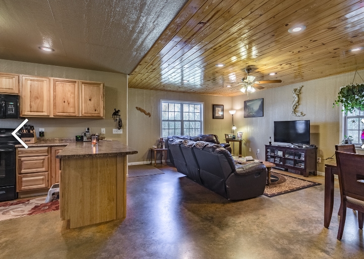 435 County Road 3213 in De Kalb, TX - Building Photo