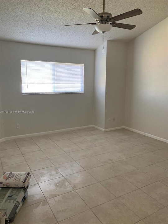 3413 NW 44th St, Unit 204 in Lauderdale Lakes, FL - Building Photo