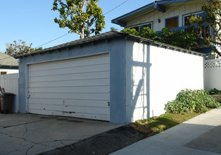 702-704 Begonia Ave in Corona Del Mar, CA - Building Photo - Building Photo