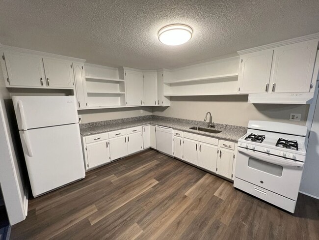 property at 1121 Kitt Pl
