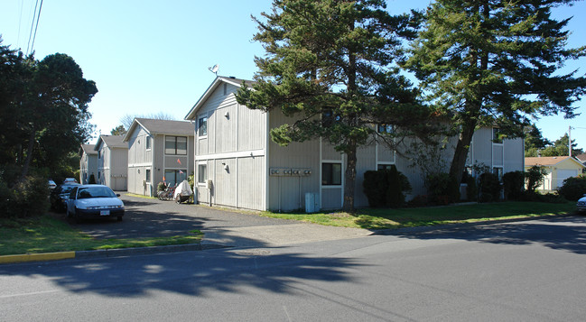 Sunset Apartments in Florence, OR - Building Photo - Building Photo