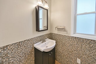 2108 N 1st St, Unit Upper unit in Milwaukee, WI - Foto de edificio - Building Photo