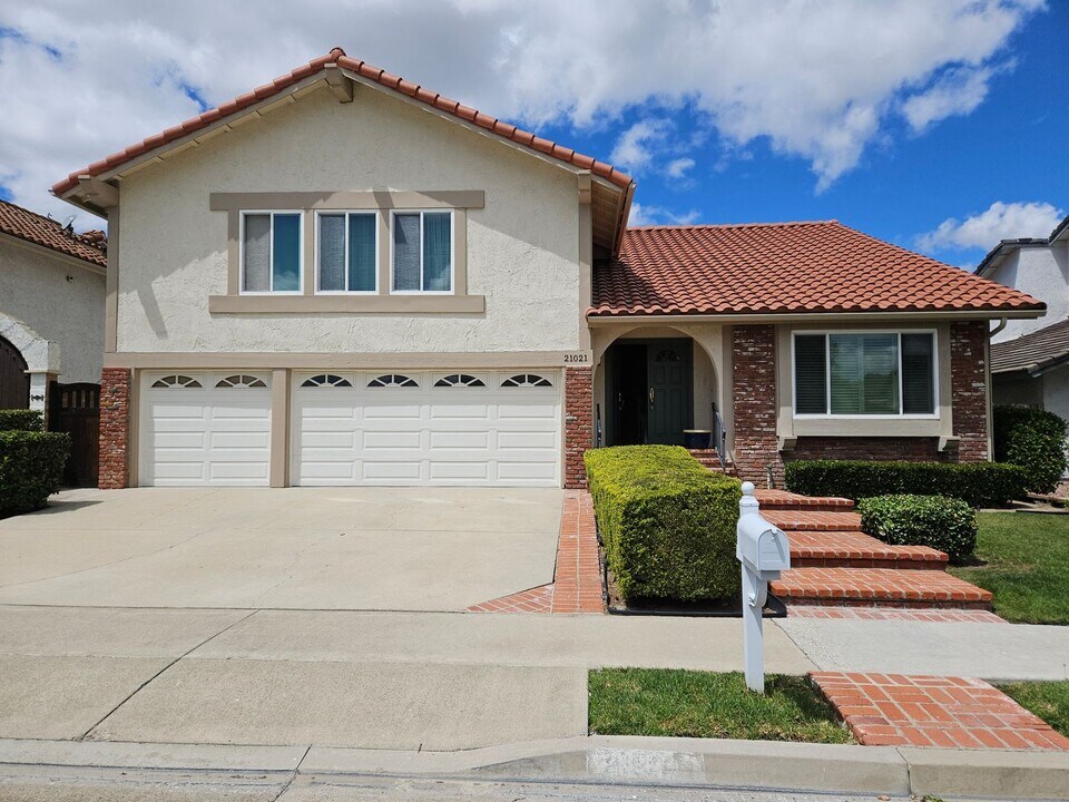 21021 Calle Caminata in Lake Forest, CA - Building Photo