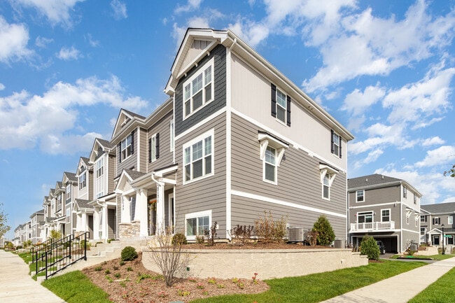 2171 Yellowstone Blvd in Mundelein, IL - Foto de edificio - Building Photo