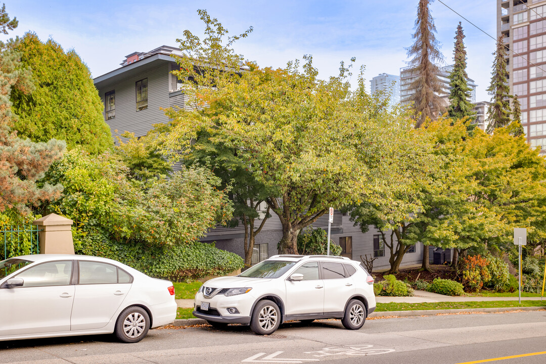 109 Tenth St in New Westminster, BC - Building Photo