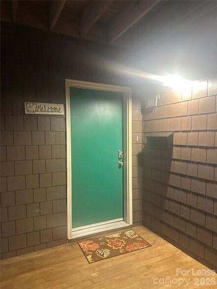 300 Creekside Wy, Unit B-101 in Burnsville, NC - Foto de edificio - Building Photo