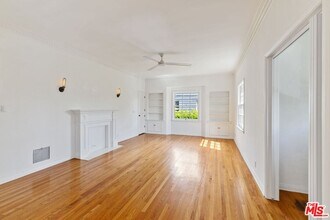 117 1/2 N Harper Ave in Los Angeles, CA - Foto de edificio - Building Photo