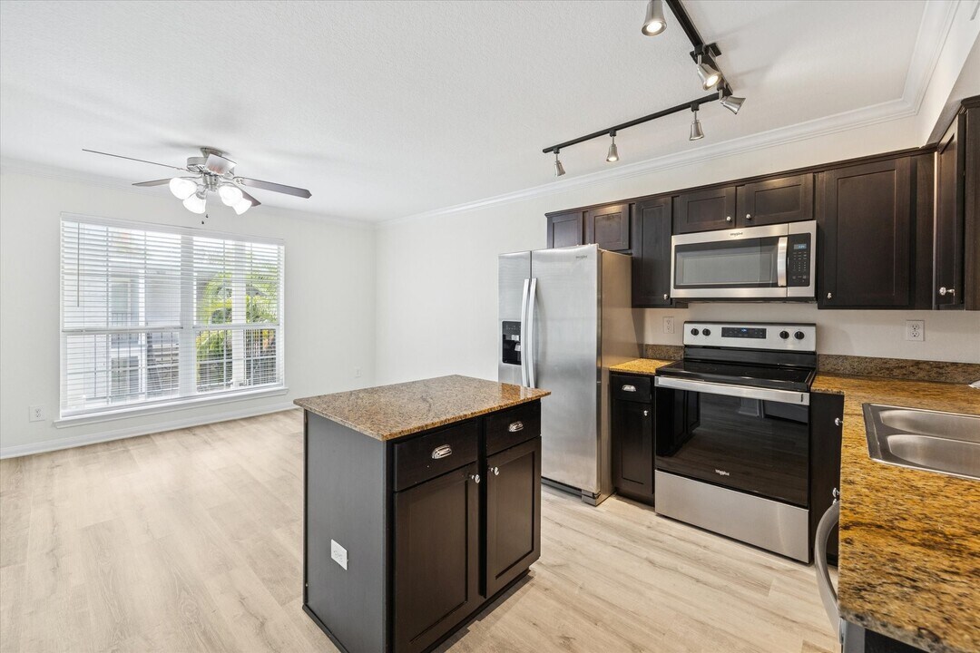 300 Pecore St in Houston, TX - Building Photo