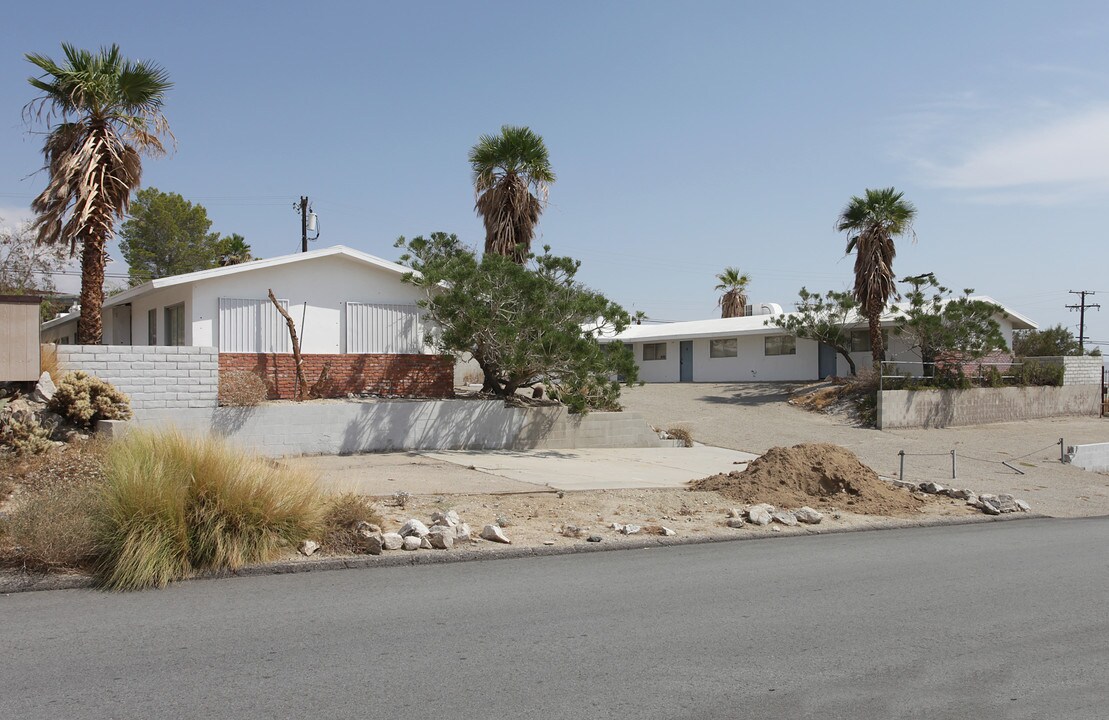 17466 Mountain View Rd in Desert Hot Springs, CA - Foto de edificio
