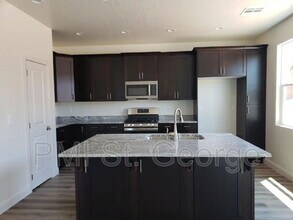 3226 E 2390 S in Saint George, UT - Foto de edificio - Building Photo