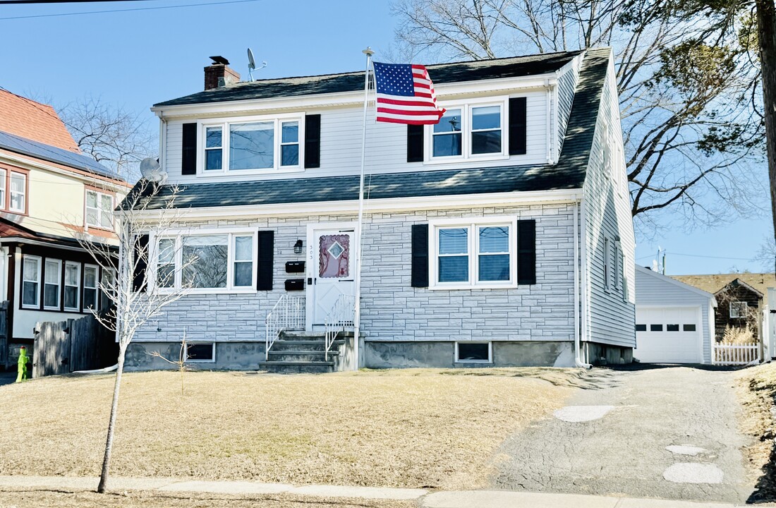 303 Hubbard Ave in Stamford, CT - Building Photo