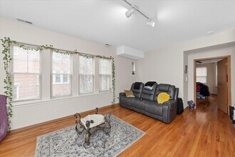 2307 E 70th Pl, Unit 214 in Chicago, IL - Building Photo - Building Photo