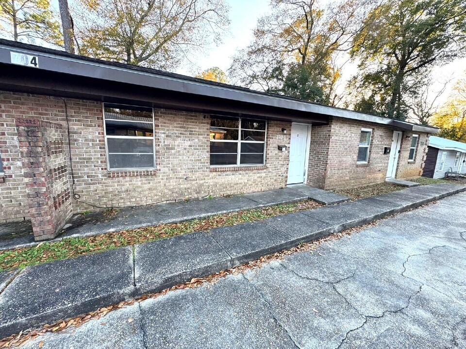 704 S Edgewood Dr in Dothan, AL - Foto de edificio