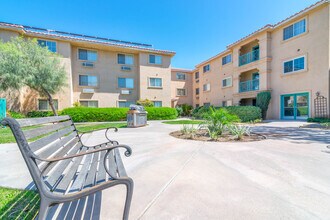 Lancaster Village in Lancaster, CA - Foto de edificio - Building Photo