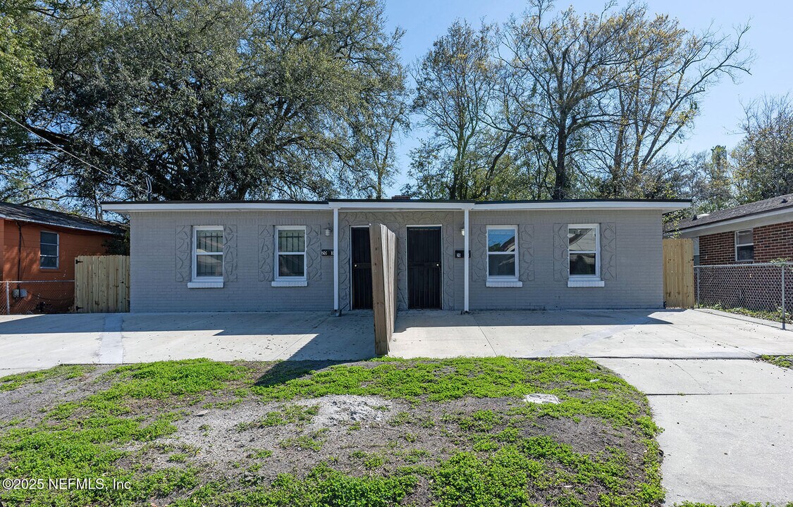 2034 W 11th St in Jacksonville, FL - Building Photo