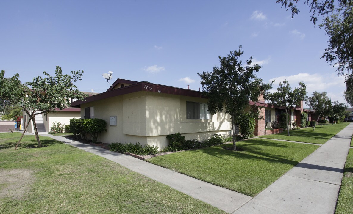 3207-3217 W Cabot Dr in Anaheim, CA - Building Photo