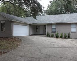 518 Matthew St in Niceville, FL - Building Photo