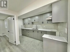 704 Santa Maria Blvd in Milton, ON - Building Photo - Building Photo