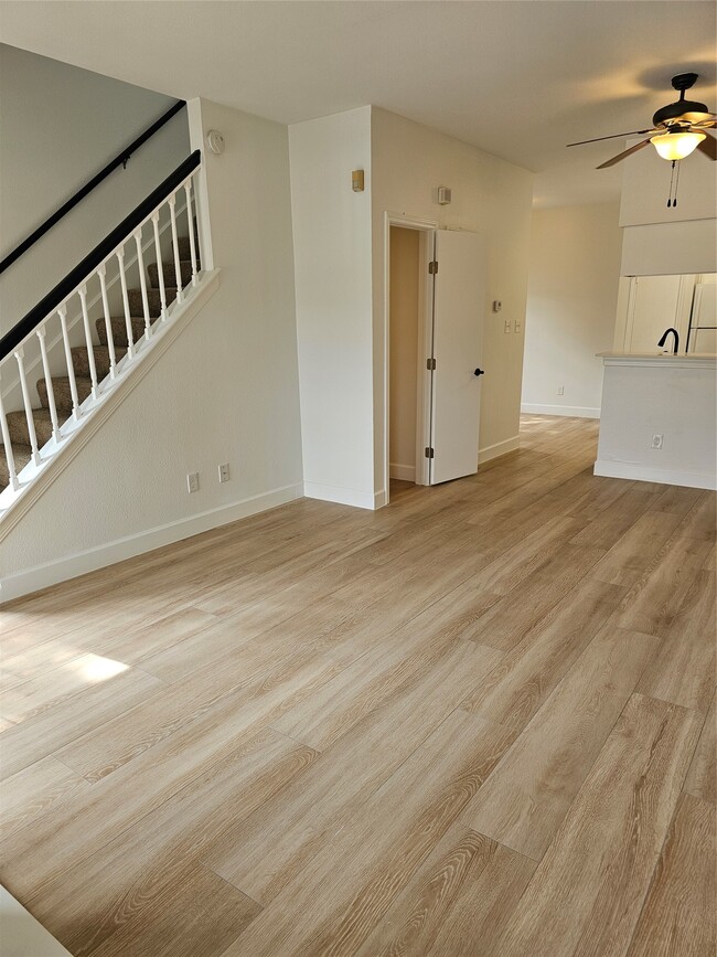 2626 Holly Hall St in Houston, TX - Foto de edificio - Building Photo