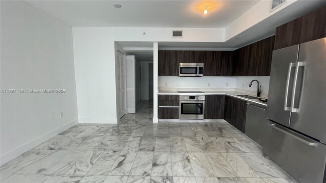 488 NE 18th St, Unit 2704 in Miami, FL - Building Photo - Building Photo