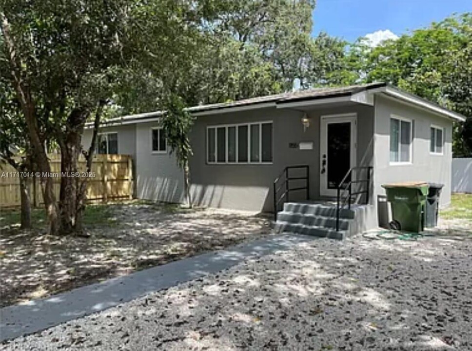 1155 NE 123rd St in North Miami, FL - Building Photo