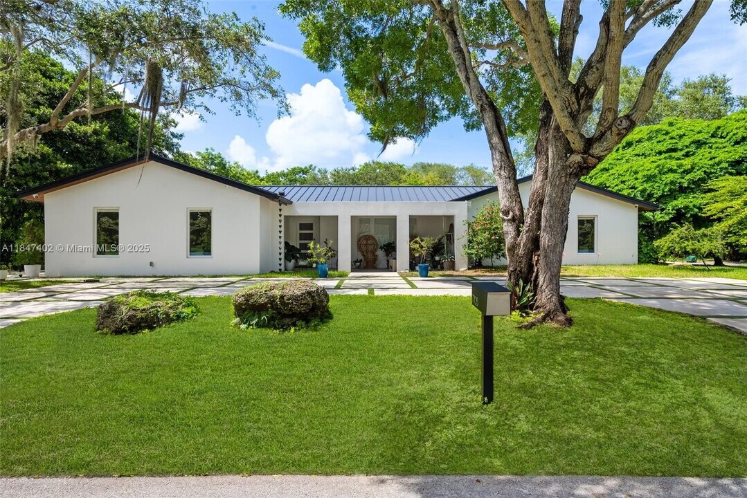 7705 SW 171st Terrace in Palmetto Bay, FL - Building Photo