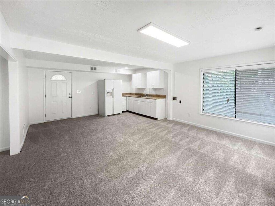 6800 Brookwood Ct in Douglasville, GA - Building Photo